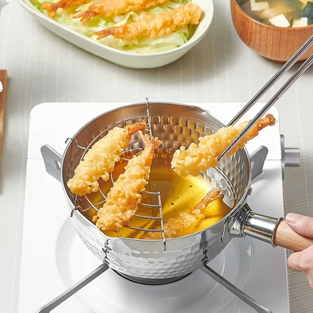 Stainless Steel Saucepan with Lid – Solid Wood Handle & Pour Spouts